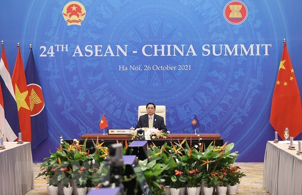 Первыи день 38-го и 39-го саммитов АСЕАН и связанных с ними мероприятии, премьер-министр Фам Минь Тьинь принял участие в 5 саммитах hinh anh 2