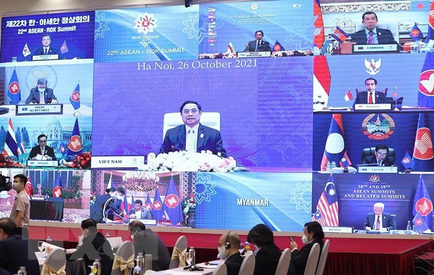 Первыи день 38-го и 39-го саммитов АСЕАН и связанных с ними мероприятии, премьер-министр Фам Минь Тьинь принял участие в 5 саммитах hinh anh 3