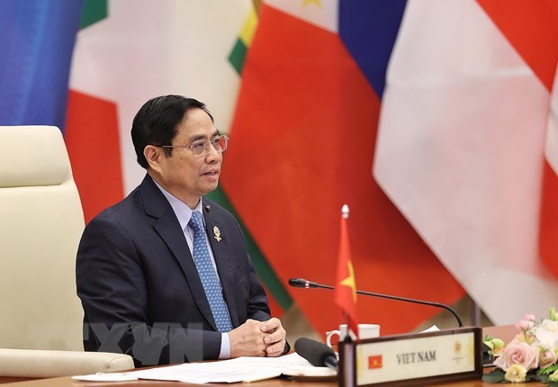 Первыи день 38-го и 39-го саммитов АСЕАН и связанных с ними мероприятии, премьер-министр Фам Минь Тьинь принял участие в 5 саммитах hinh anh 4