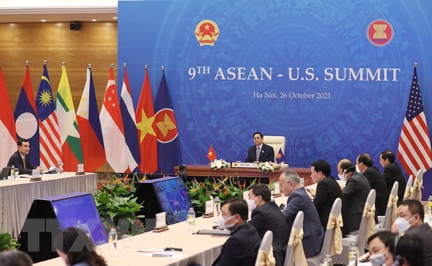 Первыи день 38-го и 39-го саммитов АСЕАН и связанных с ними мероприятии, премьер-министр Фам Минь Тьинь принял участие в 5 саммитах hinh anh 1