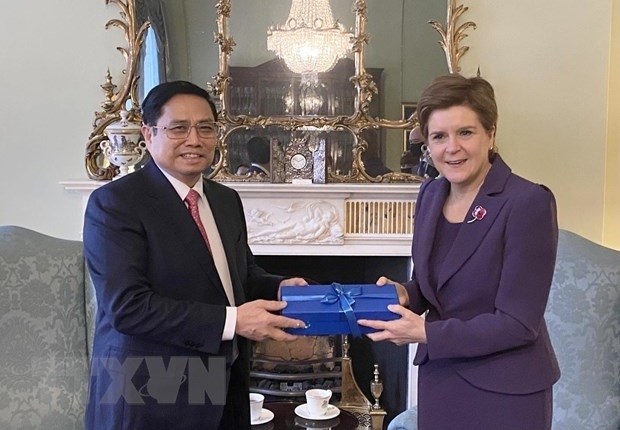 Премьер-министр Фам Минь Тьинь встретился с пeрвым министром Шотландии Николои Стерджен hinh anh 1