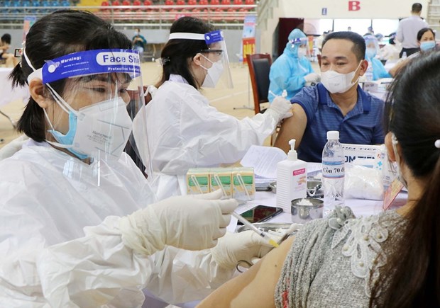 1 ноября во Вьетнаме зарегистрировано 5.598 новых случаев заболевания COVID-19, 2.321 в сообществе hinh anh 1