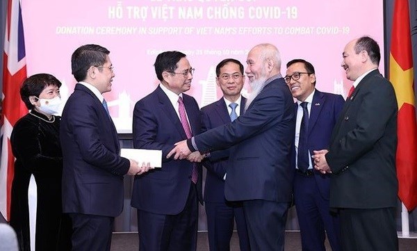 Премьер-министр Фам Минь Тьинь встретился с вьетнамскои общинои в Великобритании и Ирландии hinh anh 1