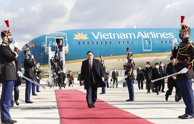 Премьер-министр Фам Минь Тьинь и высокопоставленная делегация Вьетнама начинают официальныи визит во Французскую Республику hinh anh 1