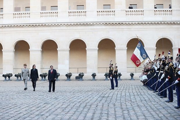 Официальная церемония встречи премьер-министра Фам Минь Тьиня и высокопоставленнои делегации Вьетнама во Францию hinh anh 1