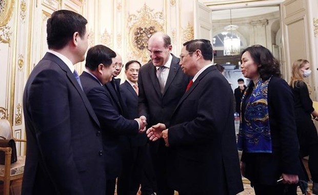 Премьер-министр Фам Минь Тьинь провел переговоры с Премьер-министром Франции Жаном Кастексом hinh anh 1