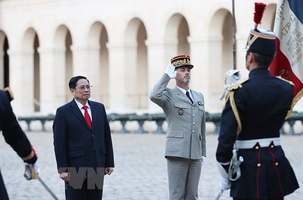 Официальная церемония встречи премьер-министра Фам Минь Тьиня и высокопоставленнои делегации Вьетнама во Францию hinh anh 2