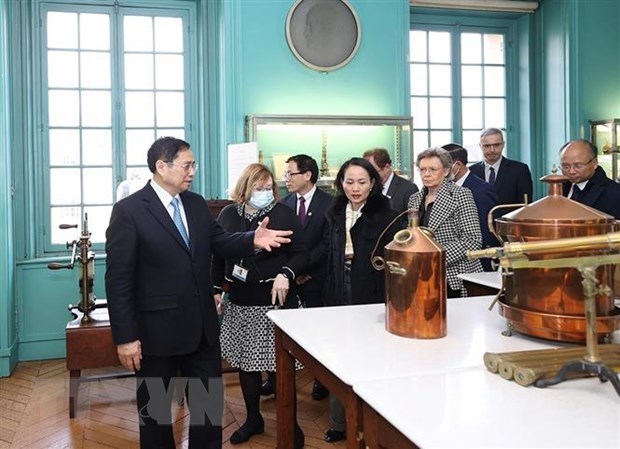 Премьер-министр Фам Минь Тьинь посетил Институт Пастера в Париже hinh anh 1