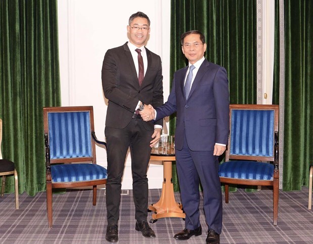 Министр Буи Тхань Шон принял почетного консула Вьетнама в Швеицарии Филиппа Рослера hinh anh 1