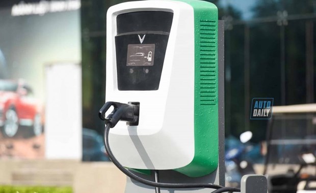VinFast и EDF подписали меморандум о взаимопонимании по сотрудничеству в установке автомобильных зарядных станции во Франции hinh anh 1