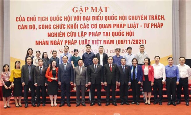 Председатель Национального собрания Выонг Динь Хюэ встретился с народными депутатами и должностными лицами юридических и суде hinh anh 1