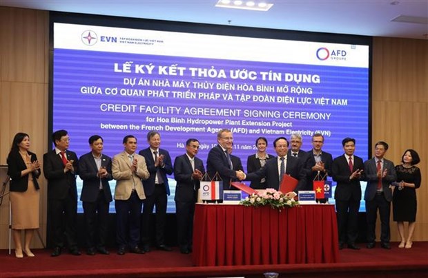Подписан кредит в размере 1.900 млрд. вьетнамских донгов на расширение проекта строительства гидроэлектростанции Хоабинь hinh anh 2