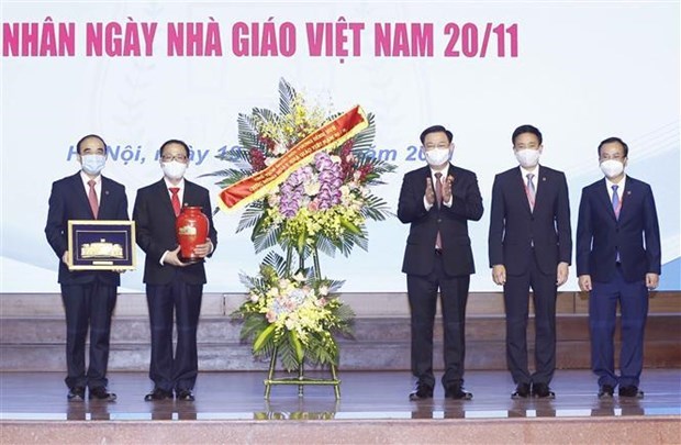 Председатель НС присутствовал на церемонии открытия нового учебного года и выразил благодарность учителям Ханоиского медицинского университета hinh anh 1