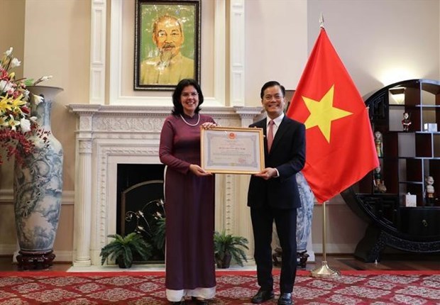 Бывшии посол Кубы во Вьетнаме награждена Орденом Дружбы hinh anh 1