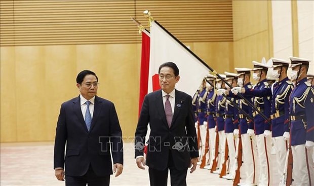 Премьер-министр Японии Кишида Фумио возглавил церемонию встречи и провел переговоры с премьер-министром Фам Минь Тьинем hinh anh 1