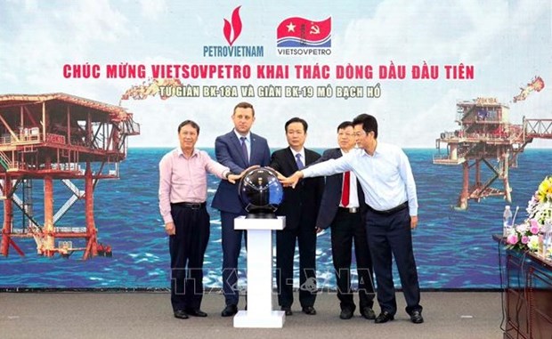 Компания «Вьетсовпетро» получила первую нефть с буровых установок БК-18А и БК-19 hinh anh 2