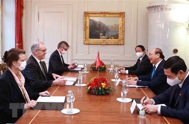 Президент Нгуен Суан Фук провел переговоры с президентом Швеицарии hinh anh 1