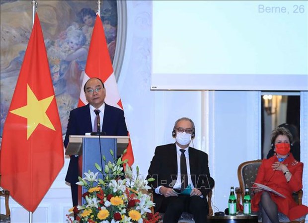 Президент Нгуен Суан Фук и Президент Ги Пармелин сопредседательствовали на Вьетнамско-швеицарском бизнес-форуме hinh anh 2