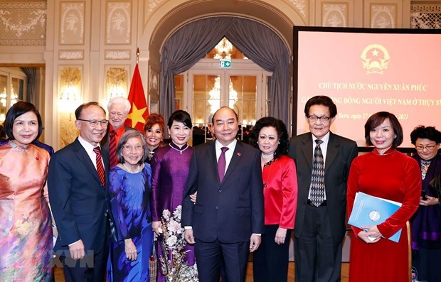 Президент Нгуен Суан Фук встретился с вьетнамским сообществом в Швеицарии hinh anh 1