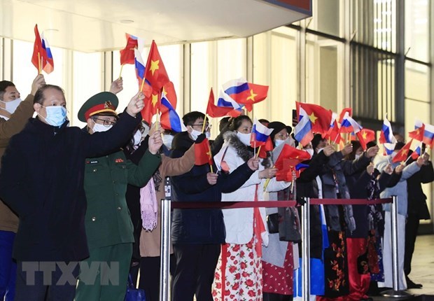 Президент государства Нгуен Суан Фук прибыл в Москву с официальным визитом hinh anh 3
