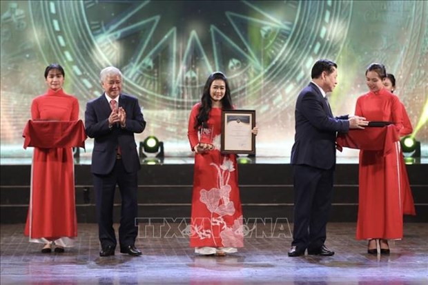 Лауреаты награждены 7-и Национальнои премиеи внешнего информирования hinh anh 2