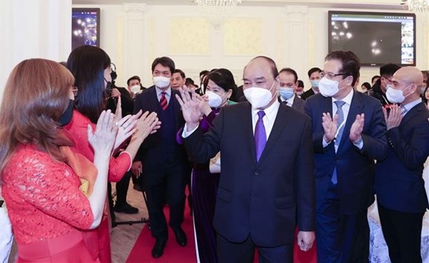 Президент государства Нгуен Суан Фук встретился с представителями вьетнамского сообществом в России hinh anh 1