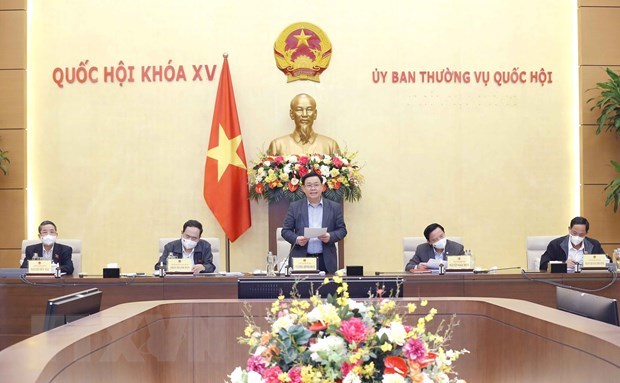 Председатель Национального собрания Выонг Динь Хюэ провел совещание о спецполитике по предотвращению и контролю эпидемии COVID-19 hinh anh 1