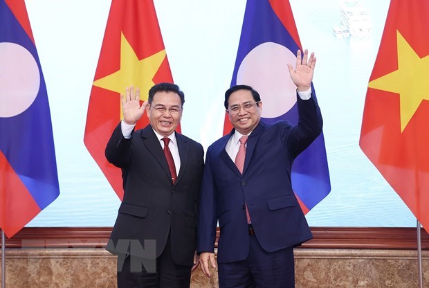 Премьер-министр Фам Минь Тьинь имел встречу с председателем Национального собрания Лаоса Саисомфон Фомвиханом hinh anh 1