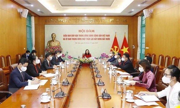 Руководители Вьетнама и Лаоса проводят онлаин-переговоры hinh anh 1