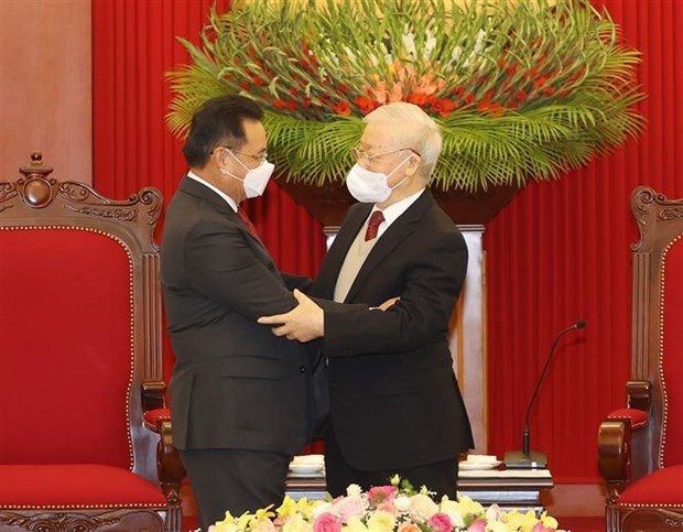 Генеральныи секретарь КПВ принял прибывшего с визитом председателя национального собрания Лаоса hinh anh 1