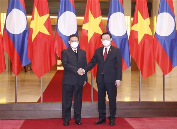 Лаосская пресса активно сообщает о визите во Вьетнам председателя НС Лаоса Ксаисомфона Фомвихана hinh anh 1