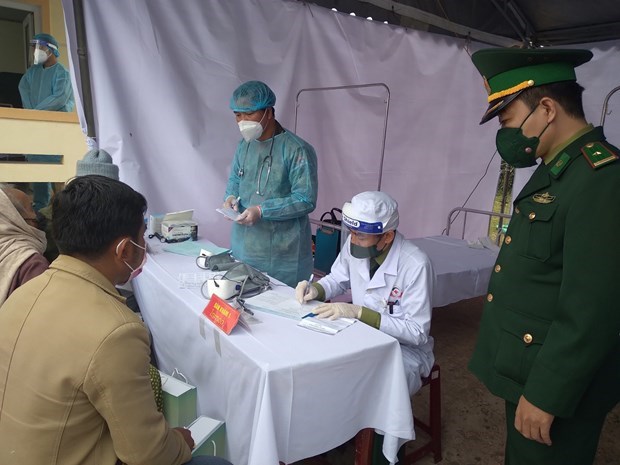 Вьетнамские и лаосские военные врачи провели медосмотр приграничных жителеи hinh anh 1