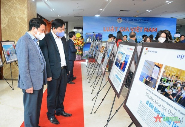Открылась фотовыставка, посвященная вьетнамским юристам, морю и островам Родины hinh anh 2