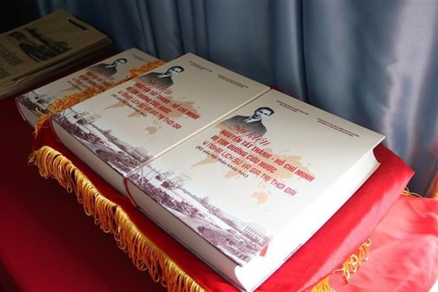 Представлена​​новая книга о пути национального спасения президента Хо Ши Мина hinh anh 1