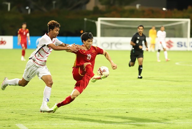 Вьетнам обыграл Камбоджу со счетом 4:0 и вышел в полуфинал Кубка AFF hinh anh 1