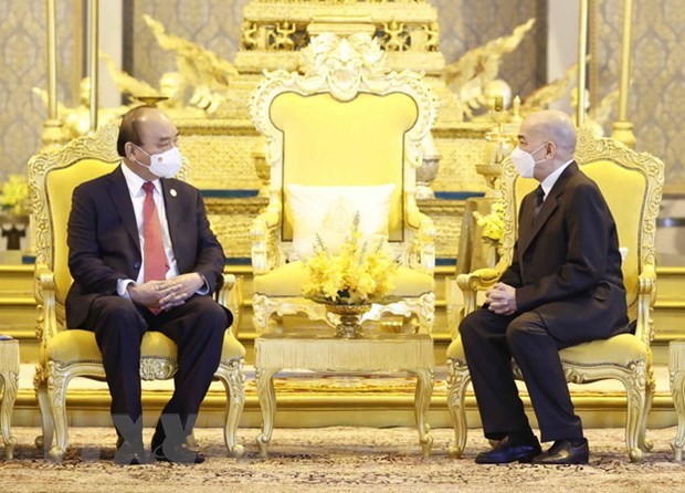 Президент Вьетнама Нгуен Суан Фук встретился с королем Камбоджи Нородомом Сихамони hinh anh 1