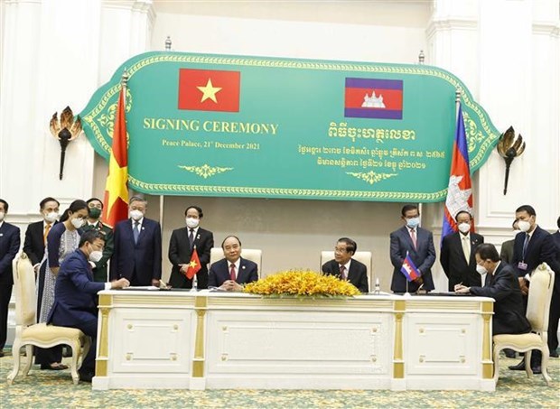 Президент Нгуен Суан Фук встретился с премьер-министром Камбоджи Хун Сеном hinh anh 2