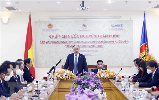 Президент Нгуен Суан Фук: необходимо продвигать новую волну инвестиции в Камбоджу hinh anh 1