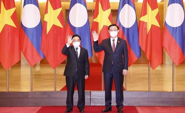 Председатель НС встретился с премьер-министром Лаоса hinh anh 1