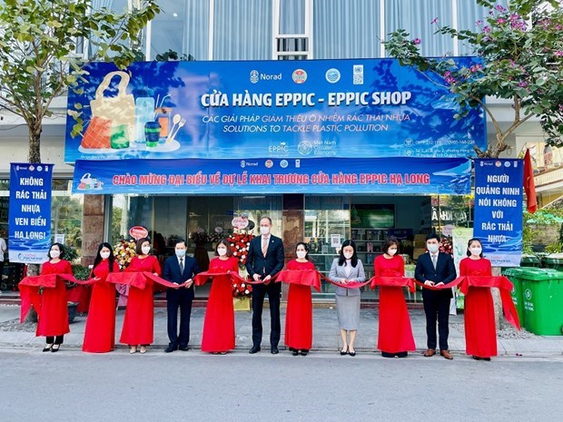 Провинция Куангнинь и ПРООН открыли магазин, выставляющии инновационные продукты и услуги для сокращения загрязнения пластиковыми отходами hinh anh 1