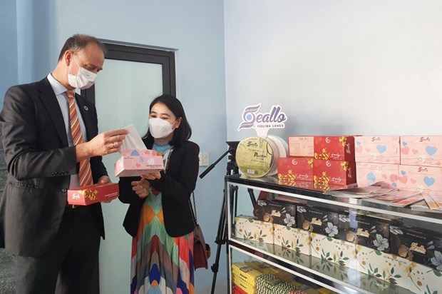Провинция Куангнинь и ПРООН открыли магазин, выставляющии инновационные продукты и услуги для сокращения загрязнения пластиковыми отходами hinh anh 2