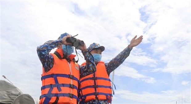 Береговая охрана стоит плечом к плечу с рыбаками в юго-западных водах hinh anh 1