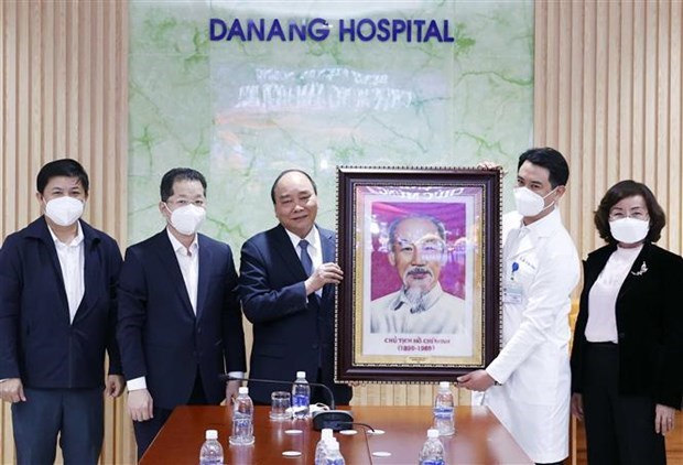 Президент государства посетил медицинских работников Дананга hinh anh 1