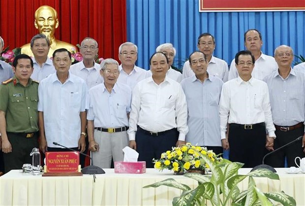 Президент Нгуен Суан Фук встретился накануне Тэта с бывшим руководителям провинции Анжанг hinh anh 1