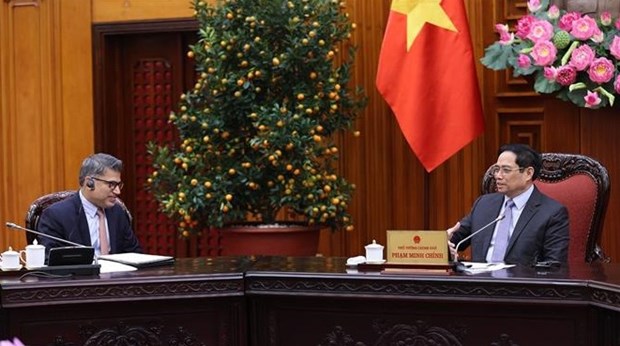 Премьер-министр попросил AstraZeneca продолжить поставку во Вьетнам вакцин и лекарственных препаратов нового поколения против COVID-19 hinh anh 2