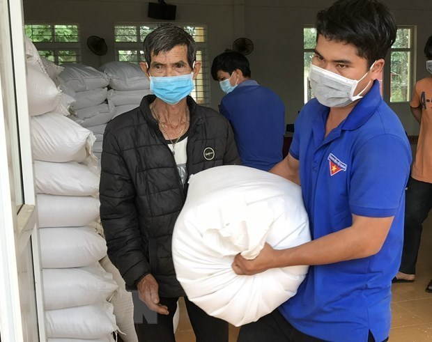 Более 13.000 тонн риса передано нуждающимся в 9 провинциях hinh anh 1