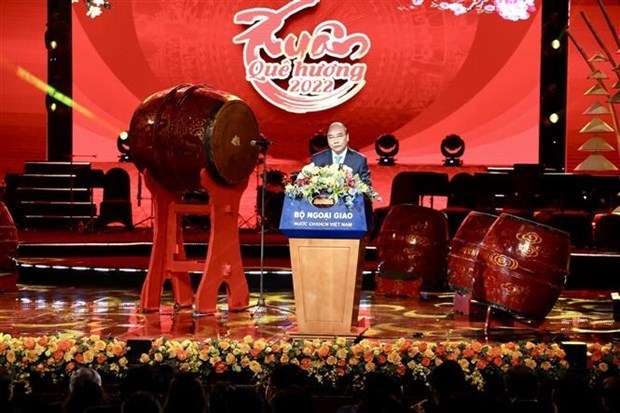 Президент Нгуен Суан Фук принял участие в художественном представлении, посвященном лунному Новому году hinh anh 1
