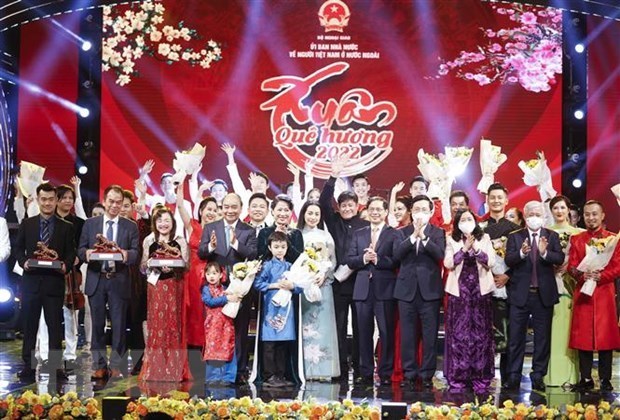 Президент Нгуен Суан Фук принял участие в художественном представлении, посвященном лунному Новому году hinh anh 2