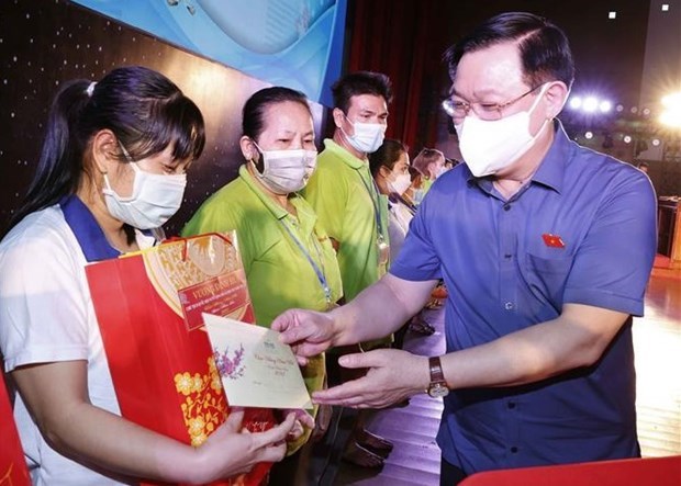 Председатель НС присоединился к рабочим Биньзыонга на праздновании Тэт hinh anh 1