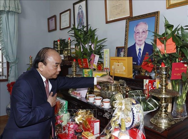 Президент Нгуен Суан Фук почтил память покоиных партииных и государственных деятелеи hinh anh 2